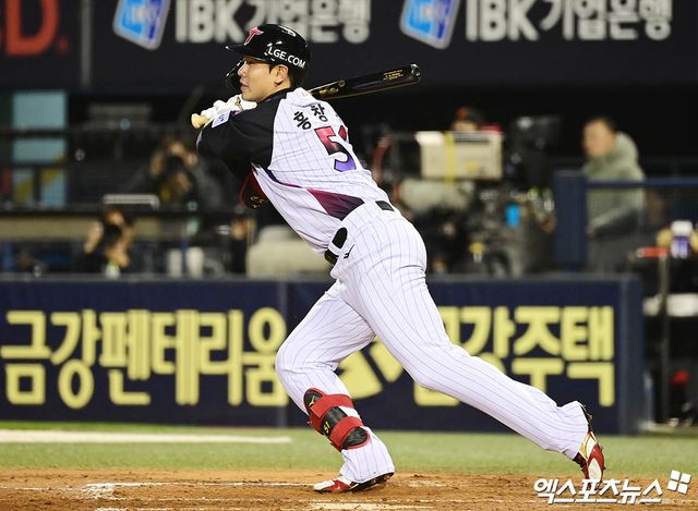 4일 오후 서울 송파구 잠실야구장에서 열린 '2025 신한 SOL Bank KBO리그' KIA 타이거즈와 LG 트윈스의 경기, 2회말 2사 1루 LG 홍창기가 안타를 때려내고 있다. 엑스포츠뉴스 DB
