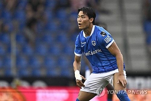 독일 유력 매체 '빌트'가 오현규를 향해 막말을 쏟아냈다. 올여름 독일 분데스리가의 슈투트가르트 이적 직전까지 갔으나 메디컬 테스트 이후 이적이 무산되며 KRC 헹크에 잔류한 오현규에 대해 '빌트'는 슈투트가르트가 위험을 감수하면서까지 그를 영입할 이유가 없다고 지적했다.&nbsp;피해를 본 쪽은 오현규와 헹크인데, 지금까지 전혀 문제가 없었던 오현규의 십자인대를 이유로 이적료를 깎으려다 실패한 슈투트가르트를 감싼 것이다. 사진 연합뉴스