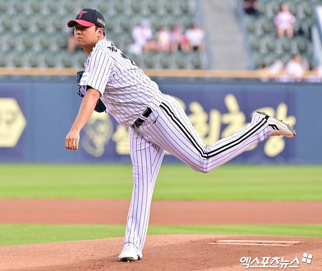 31일 오후 서울 송파구 잠실야구장에서 열린 '2025 신한 SOL Bank KBO리그' KT 위즈와 LG 트윈스의 경기, 1회초 LG 선발투수 송승기가 공을 힘차게 던지고 있다. 엑스포츠뉴스 DB