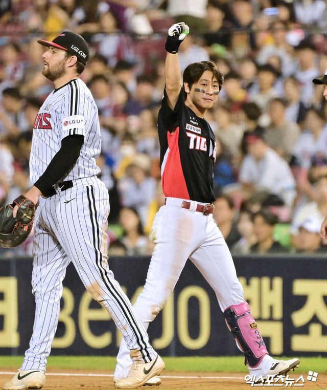 13일 오후 서울 송파구 잠실야구장에서 열린 '2025 신한 SOL Bank KBO리그' KIA 타이거즈와 LG 트윈스의 경기, 9회초 무사 1루 KIA 박찬호가 우전안타를 날리고 있다. 잠실, 김한준 기자