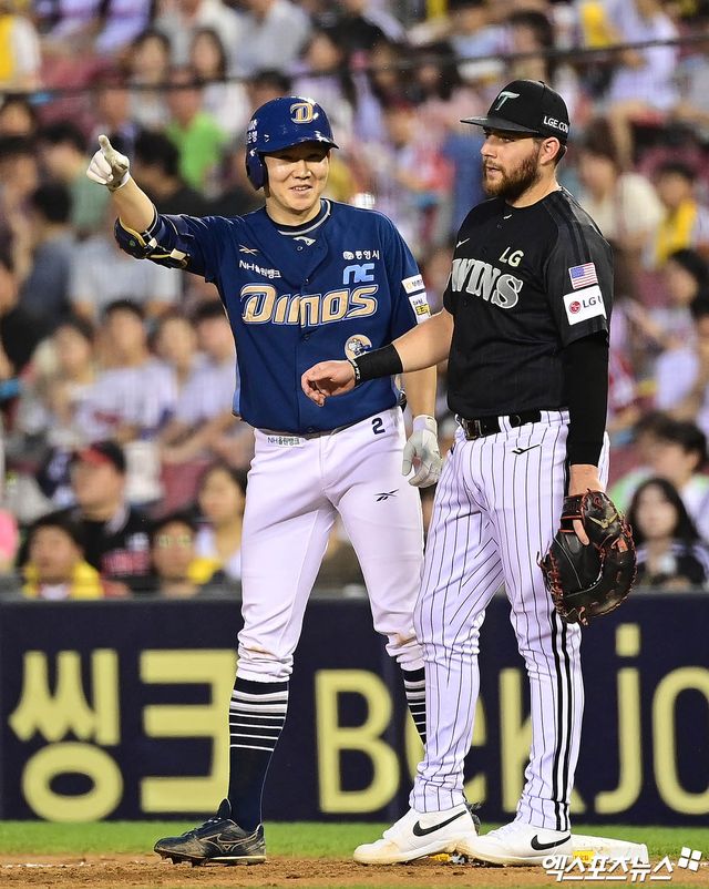 18일 오후 서울 송파구 잠실야구장에서 열린 '신한 SOL Bank KBO리그' NC 다이노스와 LG 트윈스의 경기, 4회초 2사 2루 NC 박민우가 1타점 적시타를 때려낸 뒤 세리머니를 하고 있다. 엑스포츠뉴스 DB