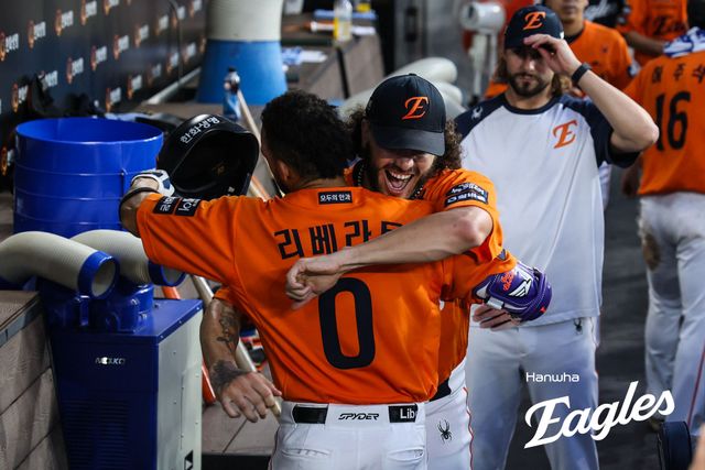 한화 이글스 외국인 타자 루이스 리베라토가 13일 대전 한화생명볼파크에서 열린 2025 신한 SOL Bank KBO리그 키움 히어로즈와의 팀 간 14차전에서 5회말 만루 홈런을 기록한 뒤 코디 폰세와 포옹하는 모습. 사진 한화 이글스 