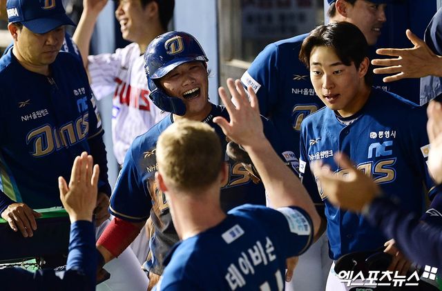 18일 오후 서울 송파구 잠실야구장에서 열린 '신한 SOL Bank KBO리그' NC 다이노스와 LG 트윈스의 경기, 8회초 1사 1루 NC 서호철 타석 때 1루주자 최정원이 2루 도루를 시도, LG의 연이은 송구 실책으로 홈까지 쇄도하며 득점을 올린 뒤 더그아웃에서 동료들과 하이파이브를 나누고 있다. 엑스포츠뉴스 DB