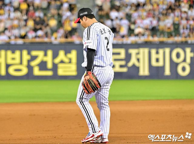 13일 오후 서울 송파구 잠실야구장에서 열린 '2025 신한 SOL Bank KBO리그' KIA 타이거즈와 LG 트윈스의 경기, 9회초 무사 1,2루 LG 문보경이 포구 실책을 한 후 아쉬워하고 있다. 잠실, 김한준 기자