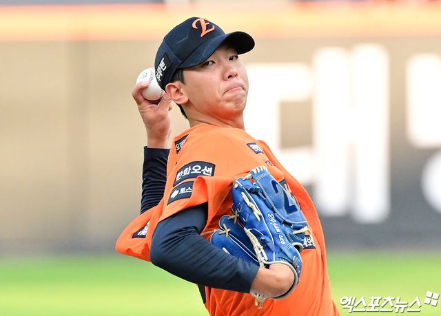 한화 이글스 좌완 영건 황준서가 13일 대전 한화생명볼파크에서 열린 2025 신한 SOL Bank KBO리그 키움 히어로즈와의 팀 간 14차전에서 ⅓이닝 2실점을 기록했다. 사진 엑스포츠뉴스 DB