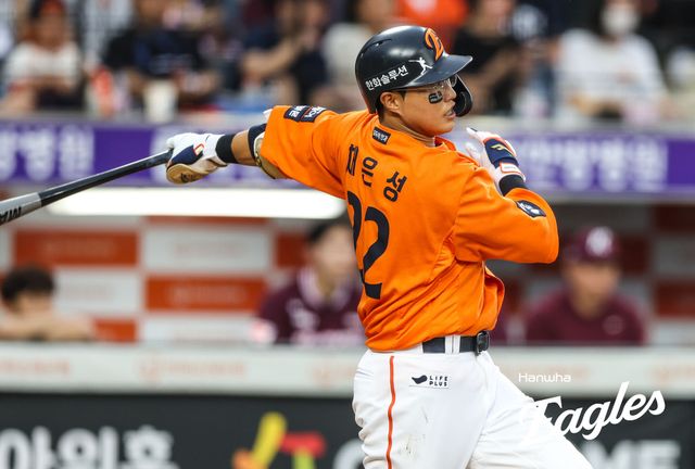 한화 이글스 캡틴 채은성이 14일 대전 한화생명볼파크에서 열린 2025 신한 SOL Bank KBO리그 키움 히어로즈와의 팀 간 15차전에서 3회말 1타점 적시타를 기록했다. 사진 한화 이글스