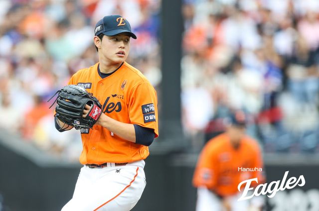 한화 이글스 우완 파이어볼러 문동주가 14일 대전 한화생명볼파크에서 열린 2025 신한 SOL Bank KBO리그 키움 히어로즈와의 팀 간 15차전에 선발등판, 3⅓이닝 9피안타 3탈삼진 8실점으로 부진했다. 사진 한화 이글스