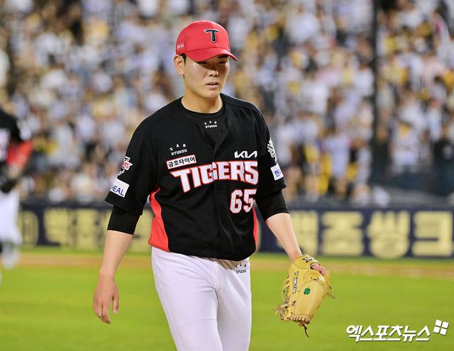 13일 오후 서울 송파구 잠실야구장에서 열린 '2025 신한 SOL Bank KBO리그' KIA 타이거즈와 LG 트윈스의 경기, 7회말 수비를 마친 KIA 성영탁이 더그아웃으로 향하고 있다. 잠실, 김한준 기자