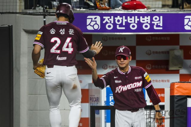 설종진(오른쪽) 감독 대행이 이끄는 키움 히어로즈가 14일 대전 한화생명볼파크에서 열린 2025 신한 SOL Bank KBO리그 한화와의 팀 간 15차전에서 이겼다. 사진 키움 히어로즈