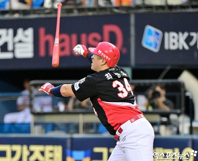 13일 오후 서울 송파구 잠실야구장에서 열린 '2025 신한 SOL Bank KBO리그' KIA 타이거즈와 LG 트윈스의 경기, 6회초 KIA 최형우가 솔로 홈런을 날리고 있다. 엑스포츠뉴스 DB