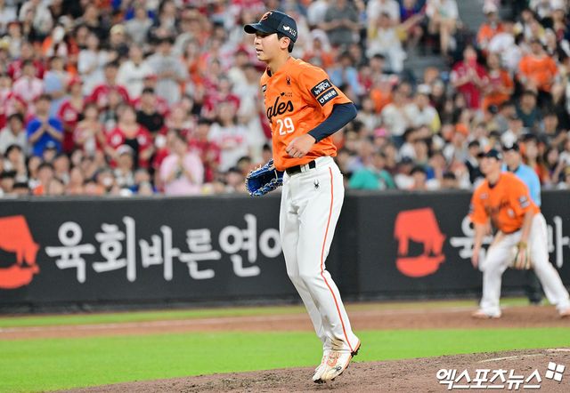 한화 이글스 좌완 영건 황준서가 13일 대전 한화생명볼파크에서 열린 2025 신한 SOL Bank KBO리그 키움 히어로즈와의 팀 간 14차전에서 ⅓이닝 2실점을 기록했다. 사진 엑스포츠뉴스 DB