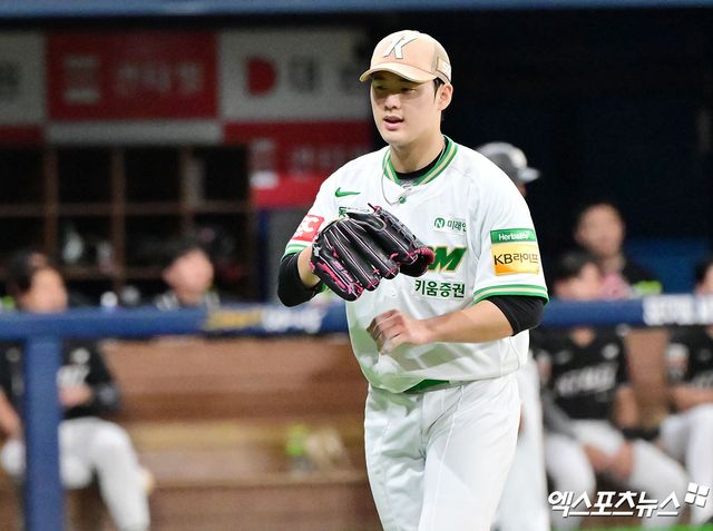 키움 히어로즈 좌완 루키 정현우가 14일 대전 한화생명볼파크에서 열린 2025 신한 SOL Bank KBO리그 한화와의 팀 간 15차전에 선발등판, 3이닝 7실점을 기록했다. 사진 엑스포츠뉴스 DB