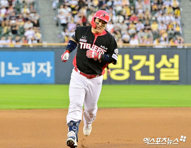 13일 오후 서울 송파구 잠실야구장에서 열린 '2025 신한 SOL Bank KBO리그' KIA 타이거즈와 LG 트윈스의 경기, 6회초 KIA 최형우가 솔로 홈런을 날린 후 그라운드를 돌고 있다. 엑스포츠뉴스 DB