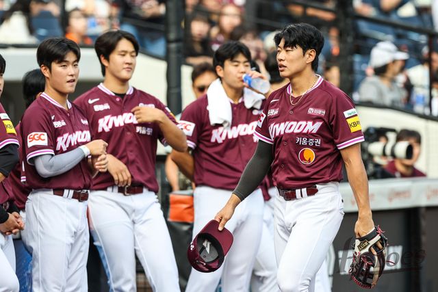 설종진(오른쪽) 감독 대행이 이끄는 키움 히어로즈가 14일 대전 한화생명볼파크에서 열린 2025 신한 SOL Bank KBO리그 한화와의 팀 간 15차전에서 이겼다. 사진 키움 히어로즈