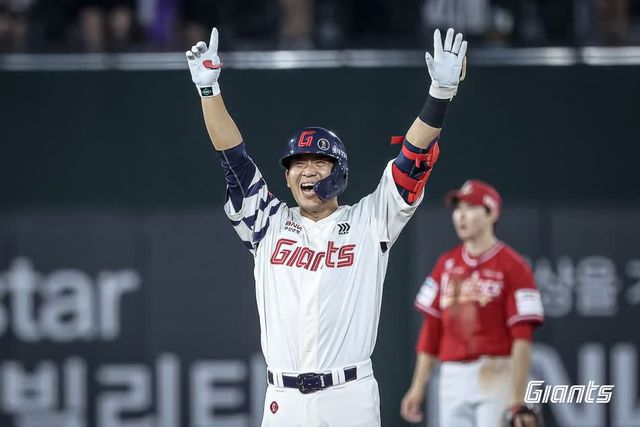 롯데 자이언츠 김민성이 13일 부산 사직야구장에서 열린 2025 신한 SOL Bank KBO리그 SSG 랜더스와 홈경기에 5번타자 겸 지명타자로 선발 출전해 9회말 끝내기 안타 포함 4타수 2안타 1타점 1득점 2볼넷을 기록했다. 롯데 자이언츠