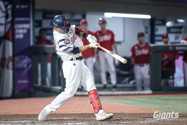롯데 자이언츠 김민성이 13일 부산 사직야구장에서 열린 2025 신한 SOL Bank KBO리그 SSG 랜더스와 홈경기에 5번타자 겸 지명타자로 선발 출전해 9회말 끝내기 안타 포함 4타수 2안타 1타점 1득점 2볼넷을 기록했다. 롯데 자이언츠