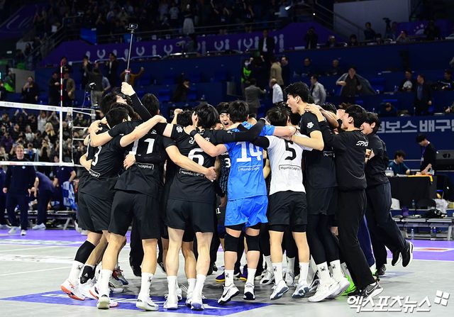 5일 오후 인천 계양체육관에서 열린 '2024-2025 도드람 V-리그' 남자부 챔피언결정전 3차전 현대캐피탈과 대한항공의 경기, 현대캐피탈이 3:1의 세트스코어로 승리하며 다섯 번째 통합우승과 함께 구단 최초 트레블(정규리그 1위·컵대회·챔피언결정전 우승)을 달성했다. 경기 종료 직후 현대캐피탈 선수들이 우승의 기쁨을 나누고 있다. 엑스포츠뉴스 DB