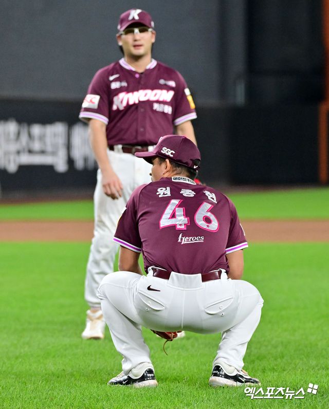 15일 오후 대전 한화생명 볼파크에서 열린 '2025 신한 SOL Bank KBO리그' 키움 히어로즈와 한화 이글스의 경기, 8회말 1사 1,3루 키움 원종현이 한화 이진영의 내야땅볼때 1루 송구를 하며 득점을 허용한 후 아쉬워하고 있다. 대전, 김한준 기자