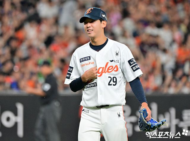 15일 오후 대전 한화생명 볼파크에서 열린 '2025 신한 SOL Bank KBO리그' 키움 히어로즈와 한화 이글스의 경기, 3회초 수비를 마친 한화 황준서가 더그아웃으로 향하고 있다. 대전, 김한준 기자