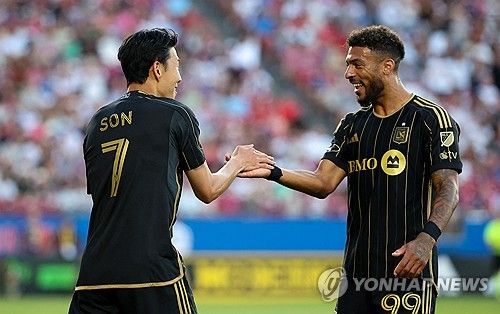 손흥민과 드니 부앙가의 활약이 이어지면서 로스앤젤레스FC(LAFC)에 희망의 바람이 불고 있다. 현지 언론은 손흥민과 부앙가의 활약이 LAFC를 MLS컵 우승으로 이끌 수 있을 거라고 기대하고 있다. 더불어 과거 토트넘 홋스퍼에서 해리 케인과 뛰어난 호흡을 자랑하며 '손케 듀오'를 결성했던 손흥민에게 부앙가가 새로운 해리 케인이 될 수 있을지에도 관심이 쏠리는 중이다. 사진 연합뉴스