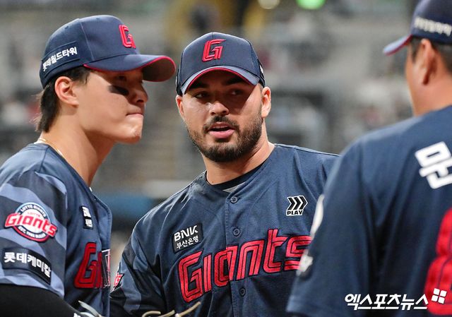 24일 오후 서울 구로구 고척스카이돔에서 열린 '2025 신한 SOL Bank KBO리그' 롯데 자이언츠와 키움 히어로즈의 경기, 7회말 수비를 마친 롯데 감보아가 더그아웃으로 향하고 있다. 엑스포츠뉴스 DB