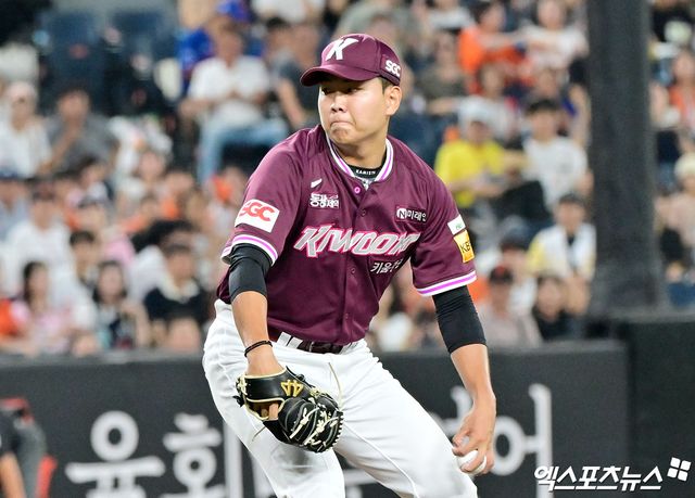 15일 오후 대전 한화생명 볼파크에서 열린 '2025 신한 SOL Bank KBO리그' 키움 히어로즈와 한화 이글스의 경기, 1회말 키움 선발투수 박정훈이 공을 힘차게 던지고 있다. 대전, 김한준 기자