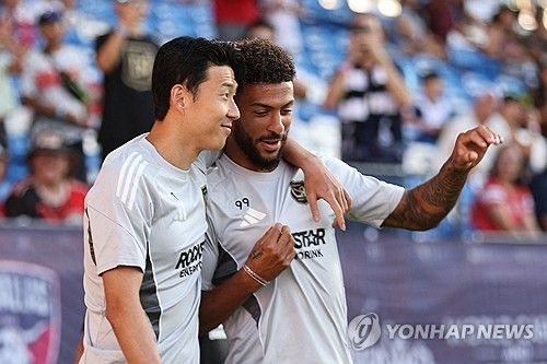 손흥민과 드니 부앙가의 활약이 이어지면서 로스앤젤레스FC(LAFC)에 희망의 바람이 불고 있다. 현지 언론은 손흥민과 부앙가의 활약이 LAFC를 MLS컵 우승으로 이끌 수 있을 거라고 기대하고 있다. 더불어 과거 토트넘 홋스퍼에서 해리 케인과 뛰어난 호흡을 자랑하며 '손케 듀오'를 결성했던 손흥민에게 부앙가가 새로운 해리 케인이 될 수 있을지에도 관심이 쏠리는 중이다. 사진 연합뉴스