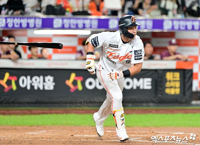 15일 오후 대전 한화생명 볼파크에서 열린 '2025 신한 SOL Bank KBO리그' 키움 히어로즈와 한화 이글스의 경기, 2회말 1사 만루 한화 황영묵이 2타점 적시타를 날리고 있다. 대전, 김한준 기자