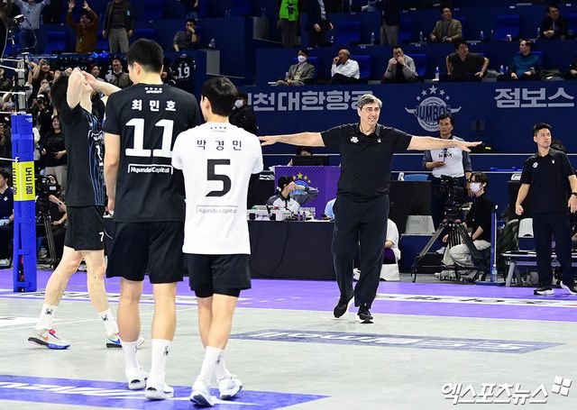 5일 오후 인천 계양체육관에서 열린 '2024-2025 도드람 V-리그' 남자부 챔피언결정전 3차전 현대캐피탈과 대한항공의 경기, 현대캐피탈이 3:1의 세트스코어로 승리하며 다섯 번째 통합우승과 함께 구단 최초 트레블(정규리그 1위·컵대회·챔피언결정전 우승)을 달성했다. 경기 종료 직후 현대캐피탈 블랑 감독이 선수들을 향해 미소짓고 있다. 엑스포츠뉴스 DB