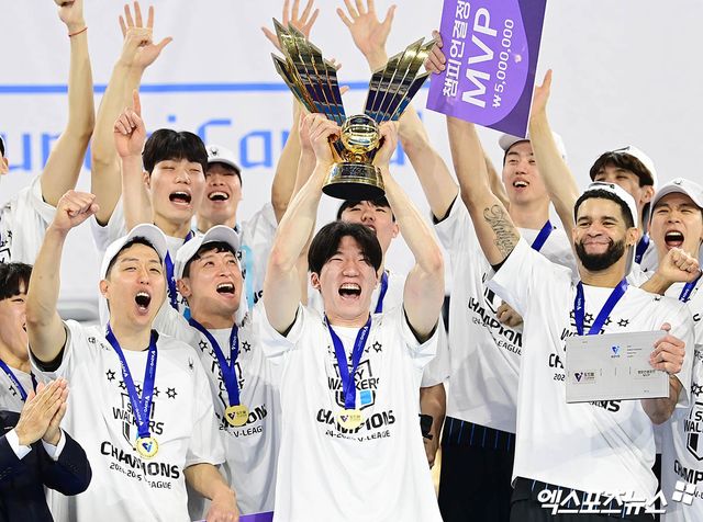 5일 오후 인천 계양체육관에서 열린 '2024-2025 도드람 V-리그' 남자부 챔피언결정전 3차전 현대캐피탈과 대한항공의 경기, 현대캐피탈이 3:1의 세트스코어로 승리하며 다섯 번째 통합우승과 함께 구단 최초 트레블(정규리그 1위·컵대회·챔피언결정전 우승)을 달성했다. 현대캐피탈 허수봉이 트로피 세리머니를 하고 있다. 엑스포츠뉴스 DB