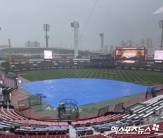 16일 LG 트윈스와 KT 위즈 간의 시즌 14차전이 펼쳐질 수원 KT위즈파크에 폭우가 쏟아지고 있다. 내야엔 대형 방수포가 덮였고, 외야 곳곳엔 물웅덩이가 고였다. 엑스포츠뉴스 수원, 김유민 기자