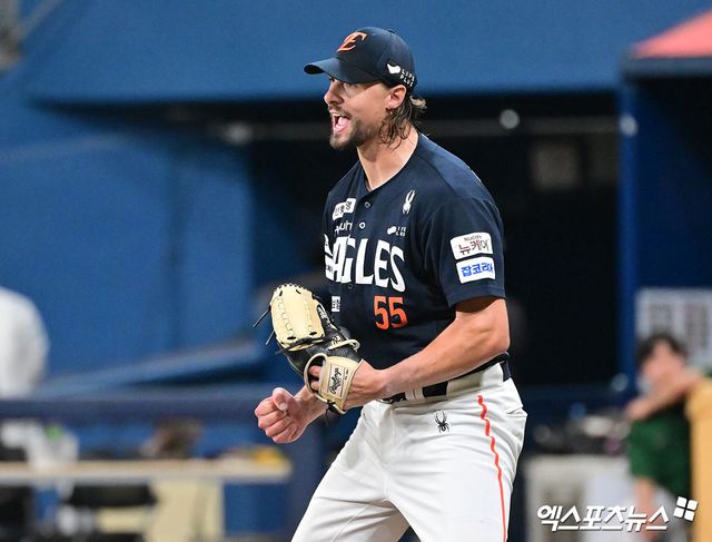 6일 오후 서울 구로구 고척스카이돔에서 열린 '2025 신한 SOL Bank KBO리그' 한화 이글스와 키움 히어로즈의 경기, 5회말 2사 만루 한화 와이스가 키움 임지열을 헛스윙 삼진으로 처리한 후 포효하고 있다. 엑스포츠뉴스 DB