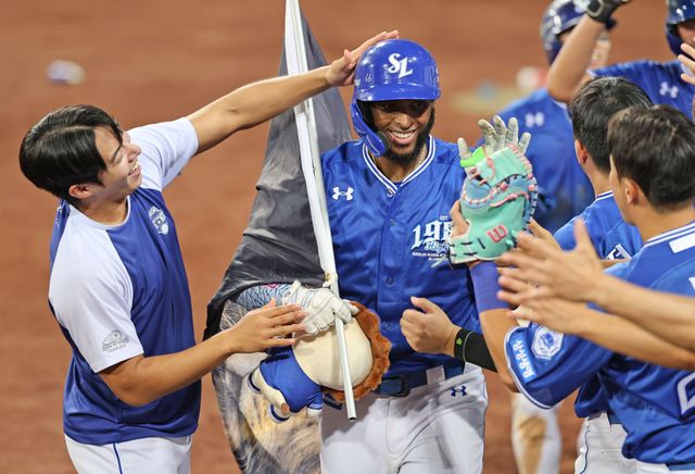 삼성 라이온즈 외국인 타자 르윈 디아즈가 16일 대구 삼성라이온즈파크에서 열린 2025 신한 SOL Bank KBO리그 롯데 자이언츠와의 팀 간 14차전에서 6회말 결승 3점 홈런을 기록한 뒤 기뻐하고 있다. 사진 삼성 라이온즈