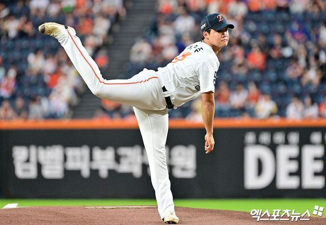 15일 오후 대전 한화생명 볼파크에서 열린 '2025 신한 SOL Bank KBO리그' 키움 히어로즈와 한화 이글스의 경기, 1회초 한화 선발투수 정우주가 공을 힘차게 던지고 있다. 엑스포츠뉴스 DB