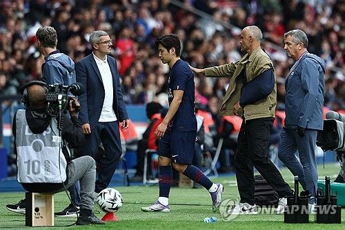 PSG가 16일(한국시간) 공식 홈페이지를 통해 아탈란타와의 2025-2026시즌 유럽축구연맹(UEFA) 챔피언스리그 리그 페이즈 1차전을 앞두고 선수단의 부상자를 알리면서 이강인을 배제했다.&nbsp; PSG는 오는 18일 오전 4시 프랑스 파리에 있는 PSG 홈구장 파르크 데 프랭스에서 아탈란타와 챔피언스리그 첫 경기를 갖는다.&nbsp; 구단은 프랑스 축구 대표팀 경기에서 부상을 당한 데지레 두에, 우스망 뎀벨레, 그리고 랑스와의 리그1 경기에서 발목이 꺾이는 큰 부상을 당한 루카스 베랄두의 소식만 전했다.&nbsp;연합뉴스