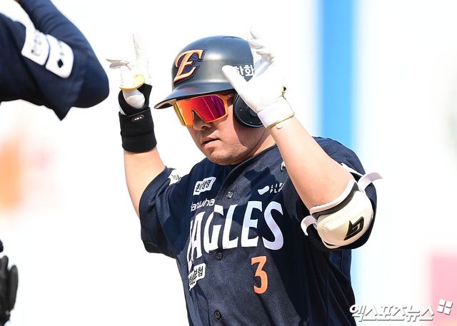 31일 오후 경상남도 창원NC파크에서 열린 '2025 신한 SOL Bank KBO리그' 한화 이글스와 NC 다이노스의 경기, 6회초 1사 한화 안치홍이 안타를 때려낸 뒤 세리머니를 하고 있다. 엑스포츠뉴스 DB