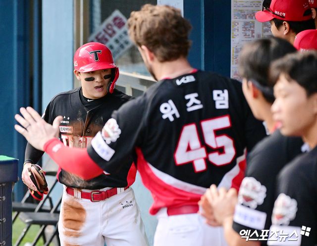 13일 오후 서울 송파구 잠실야구장에서 열린 '2025 신한 SOL Bank KBO리그' KIA 타이거즈와 LG 트윈스의 경기, 5회초 2사 1루 KIA 윤도현이 박찬호의 좌중간 안타때 득점에 성공하고 있다. 엑스포츠뉴스 DB