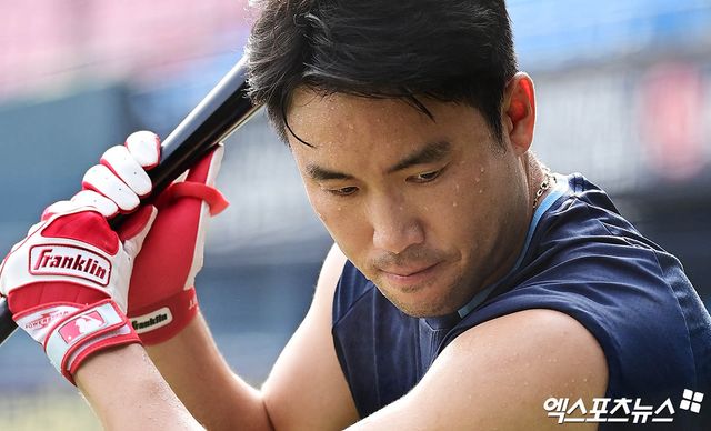 롯데 자이언츠 캡틴 전준우가 16일 대구 삼성 라이온즈파크에서 열리는 2025 신한 SOL Bank KBO리그 삼성 라이온즈와의 팀 간 14차전에 앞서 1군 엔트리에 등록됐다. 사진 엑스포츠뉴스 DB