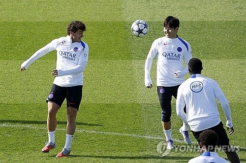 PSG가 16일(한국시간) 공식 홈페이지를 통해 아탈란타와의 2025-2026시즌 유럽축구연맹(UEFA) 챔피언스리그 리그 페이즈 1차전을 앞두고 선수단의 부상자를 알리면서 이강인을 배제했다.&nbsp; PSG는 오는 18일 오전 4시 프랑스 파리에 있는 PSG 홈구장 파르크 데 프랭스에서 아탈란타와 챔피언스리그 첫 경기를 갖는다.&nbsp; 구단은 프랑스 축구 대표팀 경기에서 부상을 당한 데지레 두에, 우스망 뎀벨레, 그리고 랑스와의 리그1 경기에서 발목이 꺾이는 큰 부상을 당한 루카스 베랄두의 소식만 전했다.&nbsp;연합뉴스