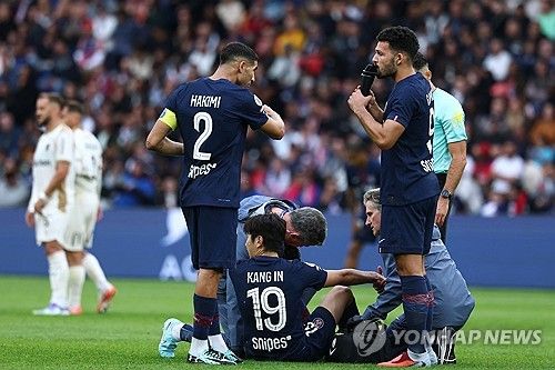PSG가 16일(한국시간) 공식 홈페이지를 통해 아탈란타와의 2025-2026시즌 유럽축구연맹(UEFA) 챔피언스리그 리그 페이즈 1차전을 앞두고 선수단의 부상자를 알리면서 이강인을 배제했다.&nbsp; PSG는 오는 18일 오전 4시 프랑스 파리에 있는 PSG 홈구장 파르크 데 프랭스에서 아탈란타와 챔피언스리그 첫 경기를 갖는다.&nbsp; 구단은 프랑스 축구 대표팀 경기에서 부상을 당한 데지레 두에, 우스망 뎀벨레, 그리고 랑스와의 리그1 경기에서 발목이 꺾이는 큰 부상을 당한 루카스 베랄두의 소식만 전했다.&nbsp;연합뉴스