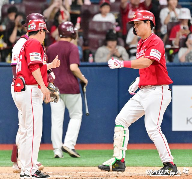 19일 오후 서울 구로구 고척스카이돔에서 열린 '2025 신한 SOL Bank KBO리그' SSG 랜더스와 키움 히어로즈의 경기, 4회초 SSG 한유섬이 솔로 홈런을 날린 후 그라운드를 돌고 있다. 엑스포츠뉴스 DB