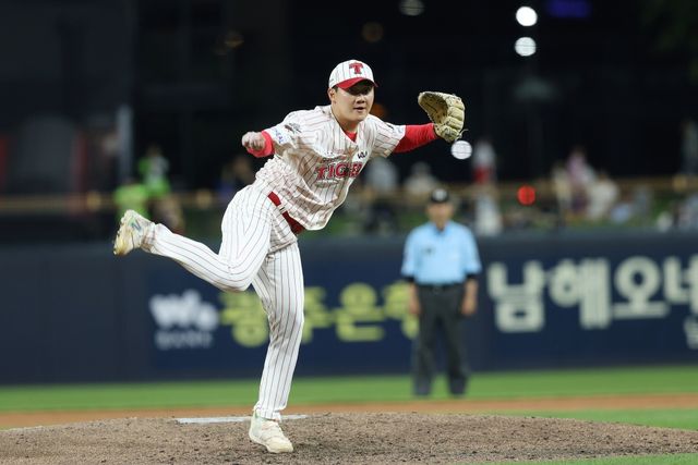 29일 오후 광주-KIA챔피언스필드에서 열린 '2025 신한 SOL Bank KBO리그' 두산 베어스와 KIA 타이거즈의 경기, KIA 김시훈이 공을 힘차게 던지고 있다. KIA 타이거즈