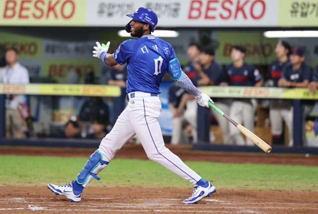 삼성 라이온즈 외국인 타자 르윈 디아즈가 16일 대구 삼성라이온즈파크에서 열린 2025 신한 SOL Bank KBO리그 롯데 자이언츠와의 팀 간 14차전에서 시즌 48호 홈런을 기록했다. 사진 삼성 라이온즈