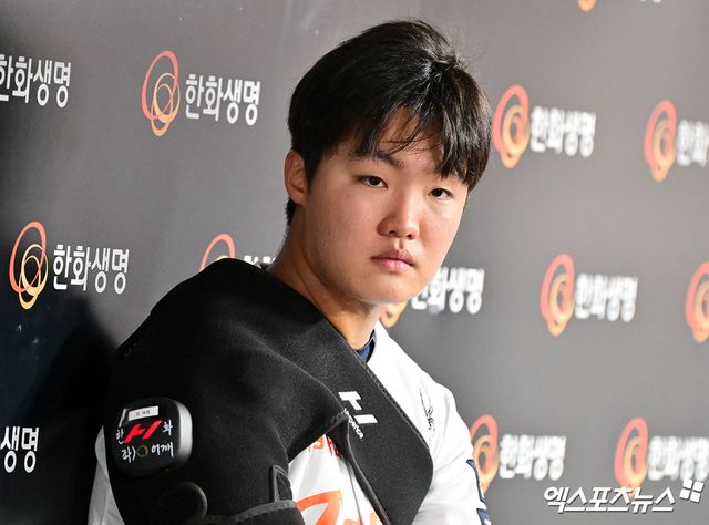 15일 오후 대전 한화생명 볼파크에서 열린 '2025 신한 SOL Bank KBO리그' 키움 히어로즈와 한화 이글스의 경기, 2회말 한화 선발투수 정우주가 더그아웃에서 경기를 지켜보고 있다. 엑스포츠뉴스 DB