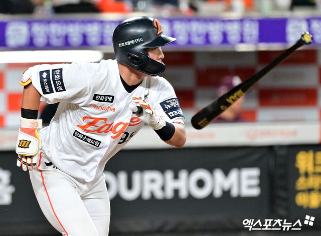 15일 오후 대전 한화생명 볼파크에서 열린 '2025 신한 SOL Bank KBO리그' 키움 히어로즈와 한화 이글스의 경기, 5회말 2사 1루 한화 황영묵이 중전안타를 날리고 있다. 엑스포츠뉴스DB