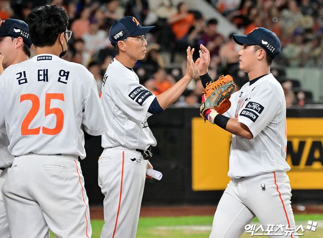 15일 오후 대전 한화생명 볼파크에서 열린 '2025 신한 SOL Bank KBO리그' 키움 히어로즈와 한화 이글스의 경기, 8회초 수비를 마친 한화 황영묵이 하이파이브를 하고 있다. 엑스포츠뉴스DB