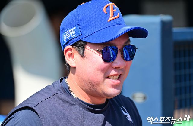 10일 오후 서울 송파구 잠실야구장에서 열리는 '2025 신한 SOL Bank KBO리그' 한화 이글스와 LG 트윈스의 경기, 한화 안치홍이 그라운드로 나가고 있다. 엑스포츠뉴스 DB