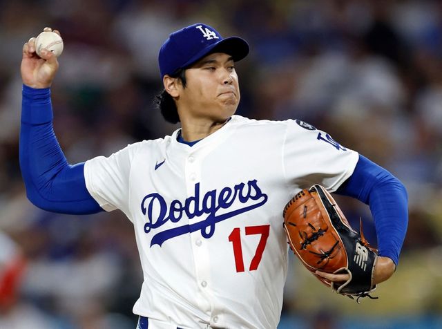 LA 다저스 오타니 쇼헤이가 17일 미국 캘리포니아주 로스앤젤레스의 다저스타디움에서 열린 2025 MLB 필라델피아 필리스와의 홈경기에 1번타자 겸 선발투수로 나왔다. 투수로 5이닝 무피안타 1볼넷 5탈삼진 무실점을 기록했고, 타석에서는 5타수 2안타(1홈런) 1타점 1득점을 올렸다. AFP 연합뉴스