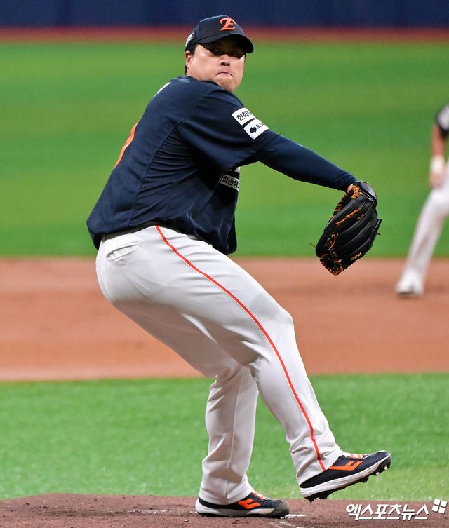 5일 오후 서울 구로구 고척스카이돔에서 열린 '2025 신한 SOL Bank KBO리그' 한화 이글스와 키움 히어로즈의 경기, 1회말 한화 선발투수 류현진이 공을 힘차게 던지고 있다. 엑스포츠뉴스 DB