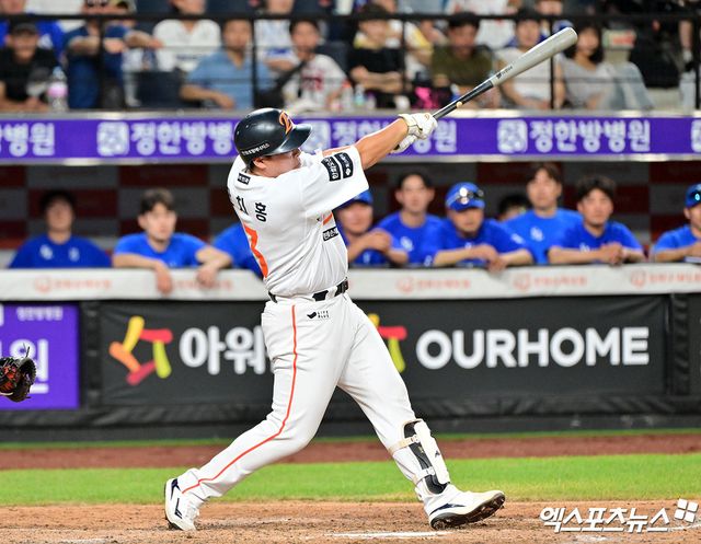 29일 오후 대전 한화생명 볼파크에서 열린 '2025 신한 SOL Bank KBO리그' 삼성 라이온즈와 한화 이글스의 경기, 9회말 무사 1,2루 한화 안치홍이 1타점 2루타를 날리고 있다. 엑스포츠뉴스 DB